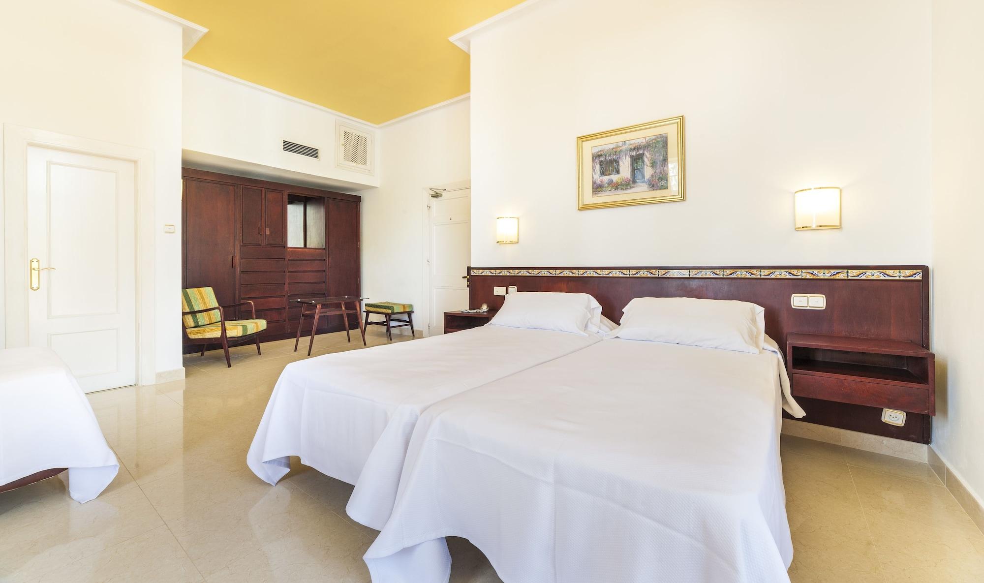 Globales Reina Cristina Hotel