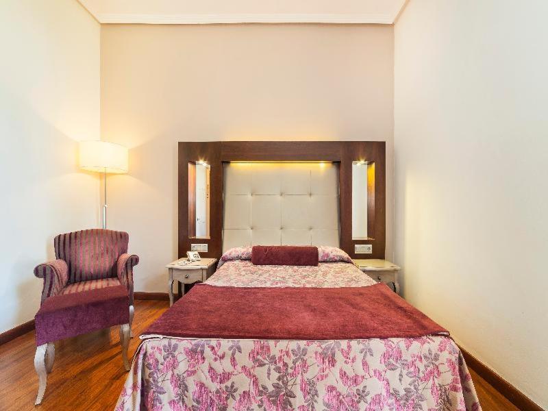 Globales Reina Cristina Hotel