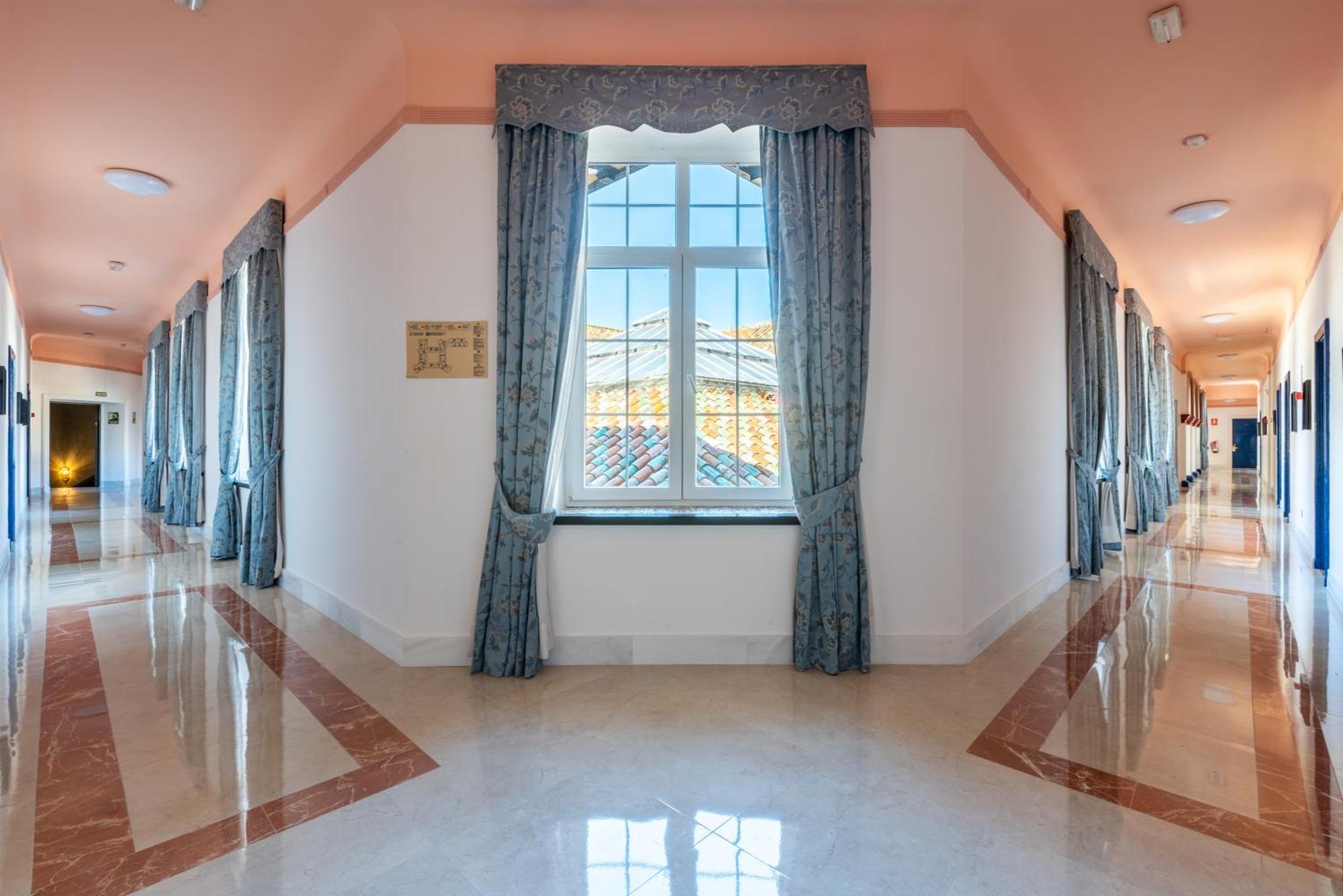 Globales Reina Cristina Hotel