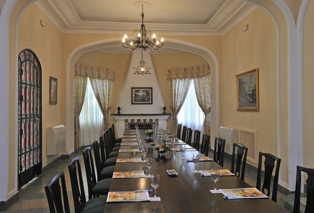 Globales Reina Cristina Hotel