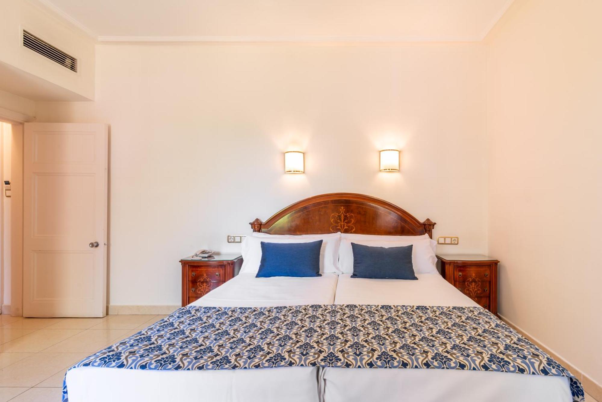 Hotel Globales Reina Cristina 4*